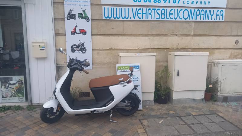 Essayez nos scooters électriques 50 cc à Bordeaux - Vehrts Bleu
