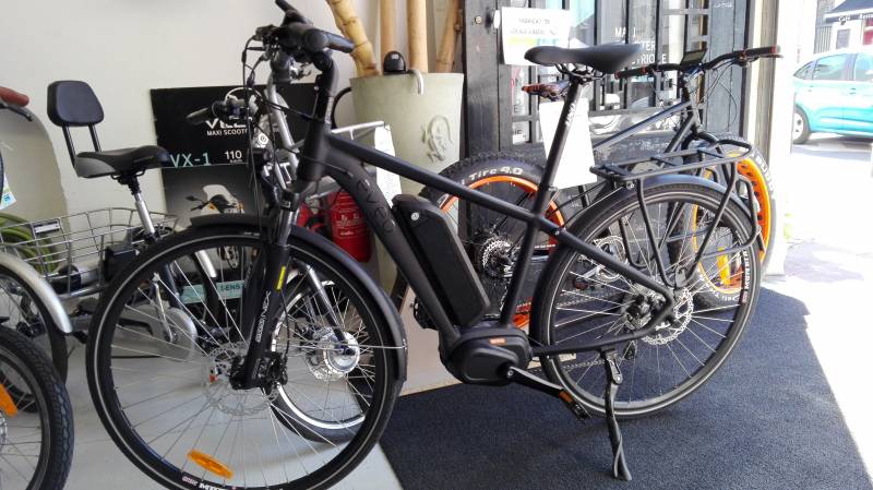 VELO ELECTRIQUE de VILLE, VTC , faits sur mesure, scooters et motos electriques
