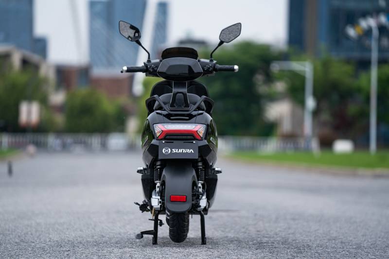 Le Nouveau scooter électrique Eq 125 cm3 urbain  2 TWENTY ROBOT S pour 3499€